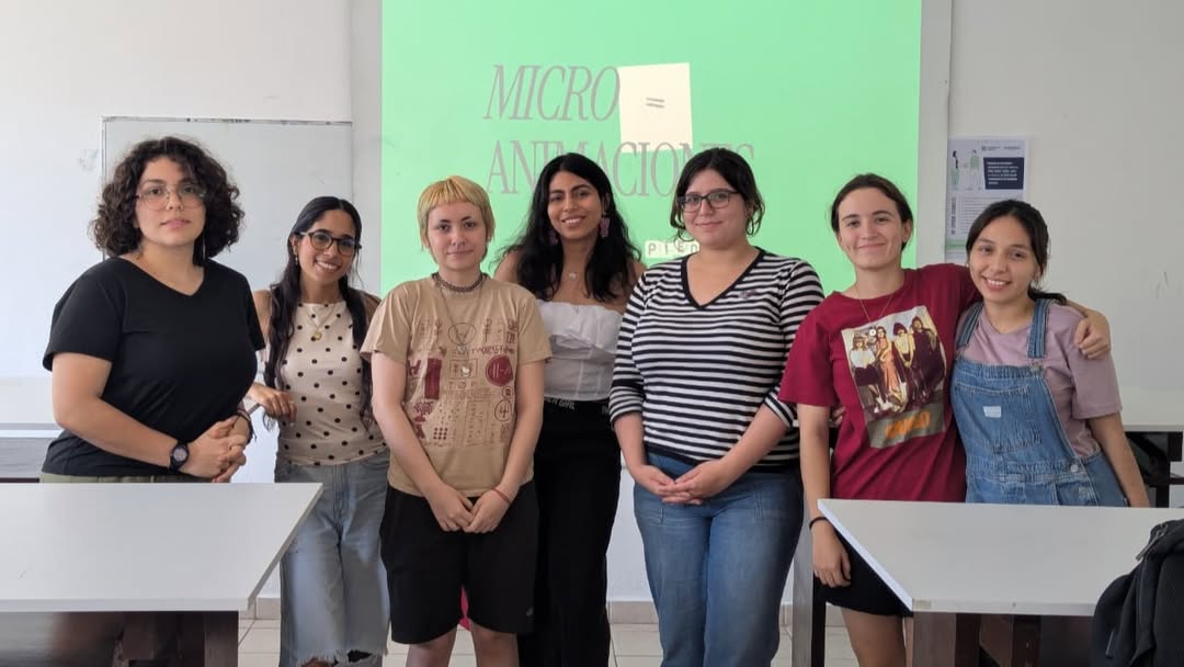 Group of students and Alejandra Piedra at the microanimations workshop